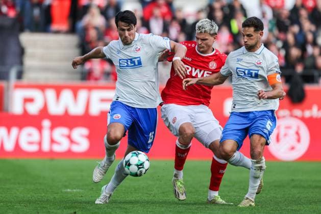 Soccer, 3rd Division, Matchday 7: Rot Weiss Essen vs. Hansa Rostock on September 20, 2026, at the Stadion an der Hafenstraße in Essen. Ahmet Gürleyen (Rostock, left), Marek Janssen (Essen, center), Marco Schuster (Rostock, right). DFB regulations prohibit any use of photographs as image sequences and or quasi-video. xJRx