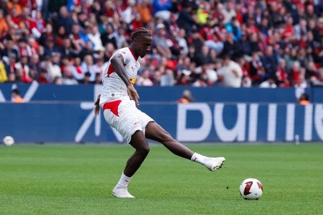 LEVERKUSEN - Ezechiel Banzuzi of RB Leipzig passes the ball during the Bundesliga match between Bayer 04 Leverkusen and RB Leipzig at the BayArena on September 20, 2026, in Leverkusen, Germany. MARCEL TER BALS ANP Bundesliga 2026 27 xVIxANPxSportx xMarcelxterxBalsxIVx 569403491 originalFilename: 569403491.jpg
