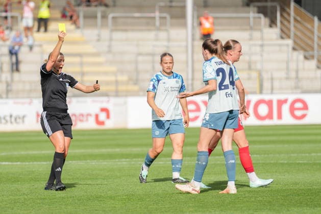 Google Pixel Women s Bundesliga: SC Freiburg vs. Bayer 04 Leverkusen, September 20, 2026—Karoline Wacker, the referee, shows a yellow card to Lilla Turanyi of Bayer 04 Leverkusen, 24. Google Pixel Women s Bundesliga: SC Freiburg vs. Bayer 04 Leverkusen, Dreisamstadion, September 20, 2026 DFB DFL REGULATIONS PROHIBIT ANY USE OF PHOTOGRAPHS AS IMAGE SEQUENCES AND OR QUASI-VIDEO u009D Copyright: xBEAUTIFULxSPORTS Boscox