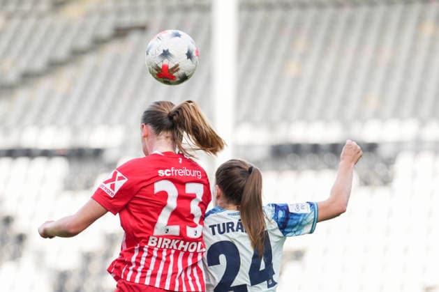 Google Pixel Women s Bundesliga: SC Freiburg vs. Bayer 04 Leverkusen, September 20, 2026: Heading duel between Luca Emily Birkholz of SC Freiburg, 23, and Lilla Turanyi of Bayer 04 Leverkusen, 24. Google Pixel Women s Bundesliga: SC Freiburg vs. Bayer 04 Leverkusen, Dreisamstadion, September 20, 2026 DFB and DFL regulations prohibit any use of photographs as image sequences and or quasi-video. Copyright: xBEAUTIFULxSPORTS Boscox