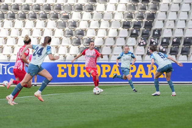 Google Pixel Women s Bundesliga: SC Freiburg vs. Bayer 04 Leverkusen, September 20, 2026; Ilayda Acikgöz (SC Freiburg), No. 30 with the ball; Google Pixel Women s Bundesliga: SC Freiburg vs. Bayer 04 Leverkusen, Dreisamstadion, September 20, 2026 DFB and DFL regulations prohibit any use of photographs as image sequences and or quasi-video. Copyright: xBEAUTIFULxSPORTS Boscox