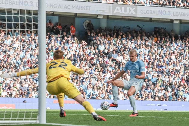 Premier League: Manchester City v Sunderland Erling Haaland of Manchester City scores to make it 5-3 during the Premier League match Manchester City vs Sunderland at Etihad Stadium, Manchester, United Kingdom on 20 September 2026 (Photo by Mark Cosgrove News Images) Manchester Etihad Stadium Greater Manchester United, ManU Kingdom Copyright: xMarkxCosgrove NewsxImagesx