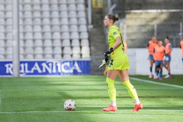 Google Pixel Women s Bundesliga SC Freiburg vs. Bayer 04 Leverkusen, September 20, 2026 Rafaela Borggräfe of Bayer 04 Leverkusen, No. 12, with the ball at her feet Google Pixel Women s Bundesliga SC Freiburg vs. Bayer 04 Leverkusen, Dreisamstadion, September 20, 2026. DFB and DFL regulations prohibit any use of photographs as image sequences and or quasi-video. Copyright: xBEAUTIFULxSPORTS Boscox