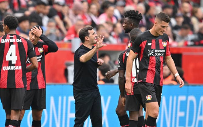 Coach Carles Martinez of Bayer Leverkusen gives instructions to Patrik Schick (Bayer Leverkusen), Edmond Tapsoba (Bayer Leverkusen), and Coach Carles Martinez (Bayer Leverkusen) – Soccer, Bundesliga 1, Matchday 4, Bayer 04 Leverkusen vs. RB Leipzig, on September 20, 2026, in Leverkusen, Germany. DFL regulations prohibit any use of photographs as image sequences and or quasi-video.