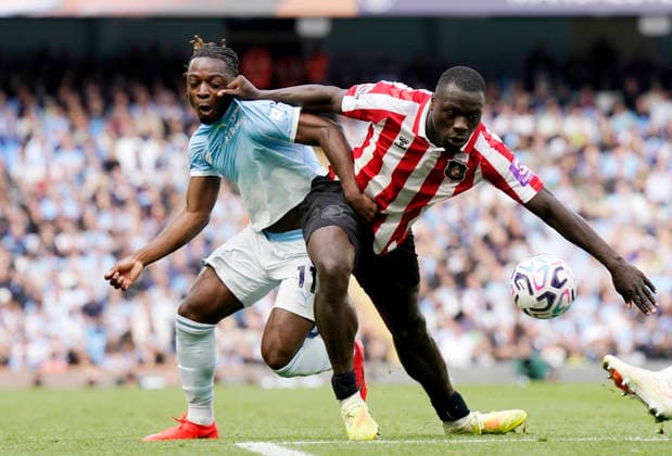 Manchester, England, 20th September 2026. Jeremy Doku of Manchester City and Brian Brobbey of Sunderland during the Manchester City vs Sunderland Premier League match at the Etihad Stadium, Manchester. Picture credit should read: Andrew Yates Sportimage EDITORIAL USE ONLY. No use with unauthorised audio, video, data, fixture lists, club league logos or live services. Online in-match use limited to 120 images, no video emulation. No use in betting, games or single club league player publications. SPI_082_AY_ManCity_Sunderland SPI-5012-0081