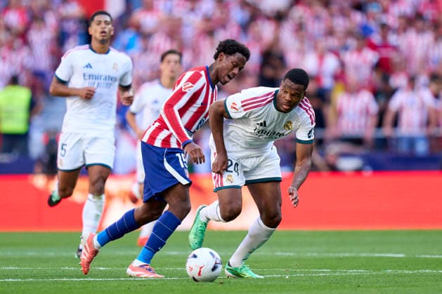 ESP: Atletico de Madrid - Real Madrid. La Liga EA Sports. Matchday 7. Ibrahima Konate of Real Madrid CF and Jonathan David of Atletico de Madrid during the La Liga EA Sports match between Atletico de Madrid and Real Madrid CF played at Riyadh Metropolitano Stadium on September 20, 2026 in Madrid, Spain. kpng Copyright: xCesarxCebollax xPRESSINPHOTOx PS_2627_ATM_RMA_031