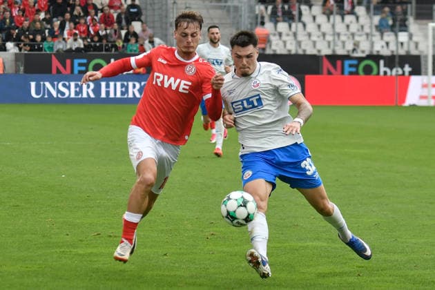 From left in a one-on-one duel: Marvin Obuz (Essen 10), Niklas Kölle (Rostock 32), 2009, 2026 ¢ Soccer ¢ Rot-Weiss Essen vs. Hansa Rostock, Essen Stadium, Essen, DFB and DFL regulations prohibit any use of photographs as image sequences and or quasi-video. NRW, Germany Copyright: xpepphotox xSaschaxWeizx pep00321, pep_20260920_hm