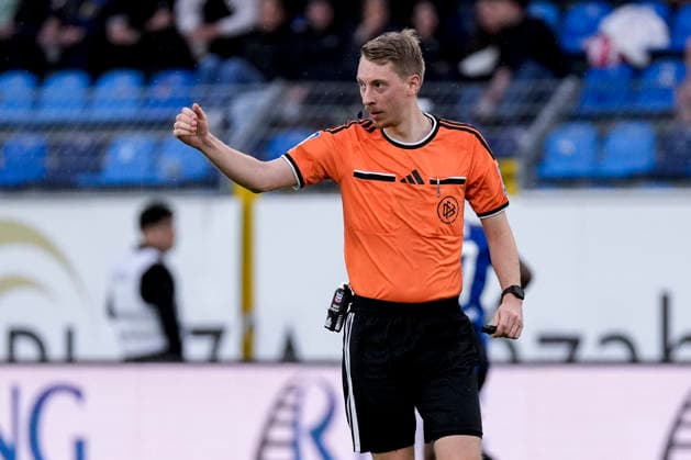 Ben Henry Uhrig, referee, giving instructions, gesturing, gesturing with his arms, still image, single photo, action, September 20, 2026, Mannheim, Germany, soccer, 3rd Division, SV Waldhof Mannheim vs. SC Preußen Münster, DFB and DFL regulations prohibit any use of photographs as image sequences and or quasi-video xozx