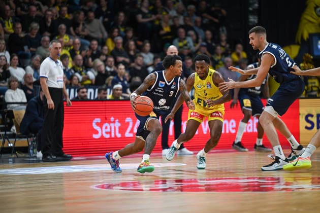 September 20, 2026, Germany, Basketball, Bundesliga 1 Matchday, 2026–2027 Season, Oldenburg, EWE Arena, EWE Baskets Oldenburg vs. Syntainics MBC DeLonnie HUNT (Syntainics MBC) 3, Jeremy ROACH (EWE Baskets Oldenburg) 5, Kresimir NIKIC (Syntainics MBC) 9, Oldenburg, EWE Arena, Lower Saxony, Germany Copyright: xnordphotoxGmbHx xRojahnx
