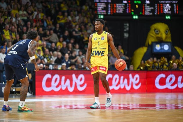 September 20, 2026, GER, Basketball, Bundesliga 1 Matchday, 2026–2027 Season, Oldenburg, EWE Arena, EWE Baskets Oldenburg vs. Syntainics MBC Jeremy ROACH EWE Baskets Oldenburg 5 DeLonnie HUNT Syntainics MBC 3 Oldenburg EWE Arena Lower Saxony Germany Copyright: xnordphotoxGmbHx xRojahnx