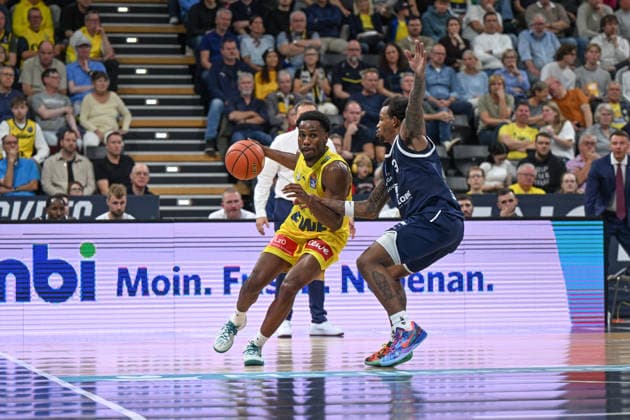 September 20, 2026, GER, Basketball, Bundesliga 1 Matchday, 2026–2027 Season, Oldenburg, EWE Arena, EWE Baskets Oldenburg vs. Syntainics MBC Jeremy ROACH EWE Baskets Oldenburg 5 DeLonnie HUNT Syntainics MBC 3 Oldenburg EWE Arena Lower Saxony Germany Copyright: xnordphotoxGmbHx xRojahnx