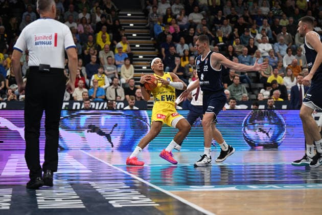 September 20, 2026, GER, Basketball, Bundesliga 1 Matchday, 2026–2027 Season, Oldenburg, EWE Arena, EWE Baskets Oldenburg vs. Syntainics MBC Nicholas TISCHLER EWE Baskets Oldenburg 11 Borisa SIMANIC Syntainics MBC 22 Oldenburg EWE Arena Lower Saxony Germany Copyright: xnordphotoxGmbHx xRojahnx