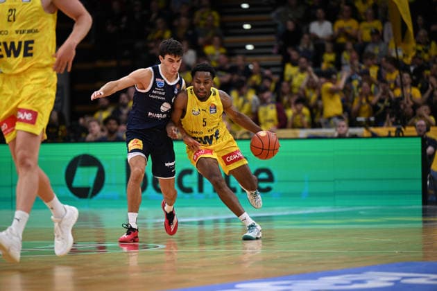 September 20, 2026, GER, Basketball, Bundesliga 1 Matchday, 2026–2027 Season, Oldenburg, EWE Arena, EWE Baskets Oldenburg vs. Syntainics MBC Jeremy ROACH EWE Baskets Oldenburg 5 Vuk RADOJICIC Syntainics MBC 4 Oldenburg EWE Arena Lower Saxony Germany Copyright: xnordphotoxGmbHx xRojahnx