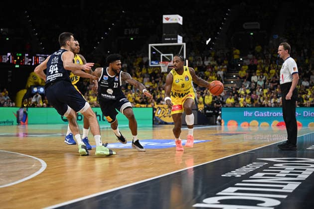September 20, 2026, GER, Basketball, Bundesliga 1 Matchday, 2026–2027 Season, Oldenburg, EWE Arena, EWE Baskets Oldenburg vs. Syntainics MBC Nate JOHNSON EWE Baskets Oldenburg 10 Anthony GAINES Syntainics MBC 11 Jure PLANINIC Syntainics MBC 44 Oldenburg EWE Arena Lower Saxony Germany Copyright: xnordphotoxGmbHx xRojahnx