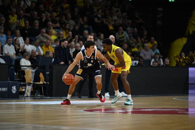 September 20, 2026, GER, Basketball, Bundesliga 1 Matchday, 2026–2027 Season, Oldenburg, EWE Arena, EWE Baskets Oldenburg vs. Syntainics MBC Vuk RADOJICIC Syntainics MBC 4 Jeremy ROACH EWE Baskets Oldenburg 5 Oldenburg EWE Arena Lower Saxony Germany Copyright: xnordphotoxGmbHx xRojahnx