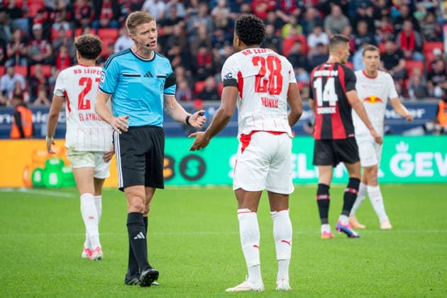 Germany 1 Bundesliga 2026–2027, Matchday 4, Bayer 04 Leverkusen vs. RB Leipzig, Saturday, September 20, 2026, BayArena Stadium, Leverkusen, North Rhine-Westphalia; Referee Robert Schröder gives instructions, gesturing with his arms toward Christopher Nkunku of RB Leipzig, 28, at the BayArena Stadium in Leverkusen, Germany Copyright: xOrhanxHabashx