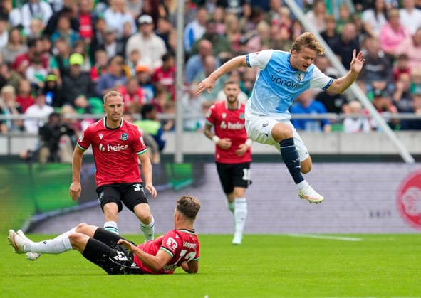 Christian Rasmussen of VfL Bochum 1848 (No. 7) jumps up to avoid contact with Franz Roggow of Hannover 96 (No. 13). GER, Hannover 96 vs. VfL Bochum 1848, 2. Bundesliga, Matchday 6, 2026–27 season, Heinz von Heiden Arena, Hanover, September 20, 2026 DFL REGULATIONS PROHIBIT ANY USE OF PHOTOGRAPHS AS IMAGE SEQUENCES AND OR QUASI-VIDEO Hannover 96 vs. VfL Bochum 1848, 2. Bundesliga, Matchday 6, 2026–27 Season, September 20, 2026, Hannover Copyright: xEibner-Pressefoto ScottxColemanx EP_SCN