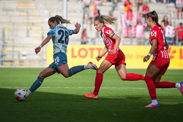 Soccer, Google Pixel Women s Bundesliga, Matchday 5, 2026–2027, SC Freiburg vs. Bayer 04 Leverkusen, September 20, 2026, Dreisamstadion, Freiburg, Paulina Tomasiak (Bayer 04 Leverkusen), Lisa Karl (SC Freiburg), 02 Freiburg Dreisamstadion, Baden-Württemberg, Germany Copyright: xFINLEYxMÖRCHx