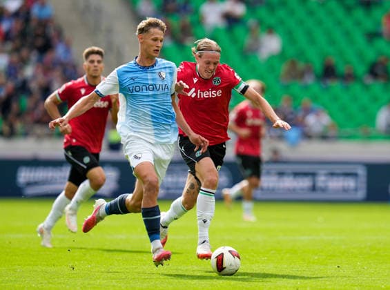 Tom Meyer, VfL Bochum 1848, 34, in a tackle with Stefan Teitur Thordarson, Hannover 96, 23 (GER), Hannover 96 vs. VfL Bochum 1848, 2. Bundesliga, Matchday 6, 2026–27 season, Heinz von Heiden Arena, Hannover, September 20, 2026 DFL regulations prohibit any use of photographs as image sequences and or quasi-video Hannover 96 vs. VfL Bochum 1848, 2. Bundesliga, Matchday 6, 2026–27 season, September 20, 2026, Hannover Copyright: xEibner-Pressefoto ScottxColemanx EP_SCN