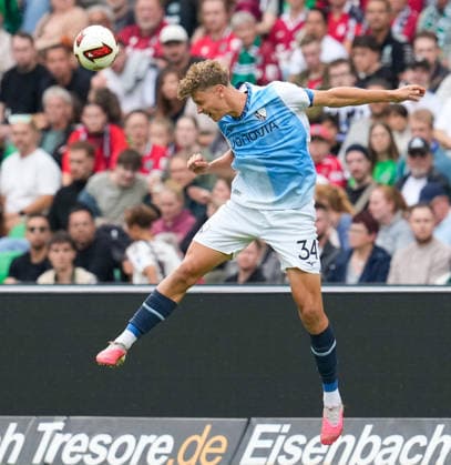 Tom Meyer, VfL Bochum 1848, 34, heads the ball (GER), Hannover 96 vs. VfL Bochum 1848, 2. Bundesliga, Matchday 6, 2026–27 season, Heinz von Heiden Arena, Hannover, September 20, 2026. DFL regulations prohibit any use of photographs as image sequences and or quasi-video. Hannover 96 vs. VfL Bochum 1848, 2. Bundesliga, Matchday 6, 2026–27 Season, September 20, 2026, Hannover Copyright: xEibner-Pressefoto ScottxColemanx EP_SCN