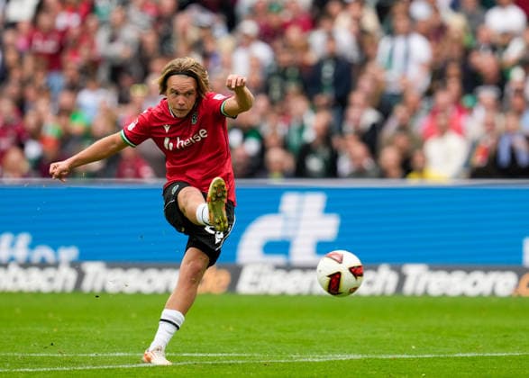Lars Gindorf, Hannover 96, 25, shoots the ball (GER), Hannover 96 vs. VfL Bochum 1848, 2. Bundesliga, Matchday 6, 2026–27 season, Heinz von Heiden Arena, Hannover, September 20, 2026 DFL regulations prohibit any use of photographs as image sequences and or quasi-video Hannover 96 vs. VfL Bochum 1848, 2. Bundesliga, Matchday 6, 2026–27 Season, September 20, 2026, Hannover Copyright: xEibner-Pressefoto ScottxColemanx EP_SCN