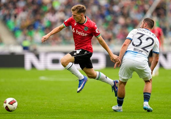 Emir Sahiti, Hannover 96, 44, in a tackle with Maximilian Wittek, VfL Bochum 1848, 32, GER, Hannover 96 vs. VfL Bochum 1848, 2. Bundesliga, Matchday 6, 2026–27 season, Heinz von Heiden Arena, Hanover, September 20, 2026 DFL regulations prohibit any use of photographs as image sequences and or quasi-video Hanover 96 vs. VfL Bochum 1848, 2. Bundesliga, Matchday 6, 2026–27 Season, September 20, 2026, Hannover Copyright: xEibner-Pressefoto ScottxColemanx EP_SCN