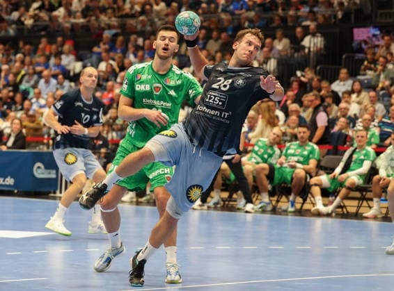 Tom Bergner (Bergischer HC, 28) prepares to shoot, with Lauro Pichiri (Füchse Berlin, 24) behind him; in the background, Fynn Hangstein (Bergischer HC, 10) watches. GER, Bergischer HC vs. Füchse Berlin, Handball, Opel Handball Bundesliga, Matchday 5, 2026–2027 season, September 20, 2026 GER, Bergischer HC vs. Füchse Berlin, Handball, Opel Handball Bundesliga, Matchday 5, 2026–2027 season, September 20, 2026, Düsseldorf Copyright: xEibner-Pressefoto ThomasxStoeckex EP_TSR
