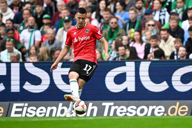 2. Bundesliga: Hannover 96 vs. VfL Bochum on September 20, 2026, at the HDI Arena in Hannover; Bastian Allgeier, Hannover, in control of the ball MT