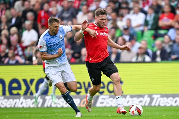 2. Bundesliga: Hannover 96 vs. VfL Bochum on September 20, 2026, at the HDI Arena in Hannover; Karol Mets (Bochum) in a tackle against Benjamin Källman (Hannover) MT