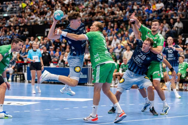 Düsseldorf, September 20, 2026, Handball, Men s, Opel Bundesliga, Matchday 5, 2026–2027: Bergischer HC vs. Füchse Berlin. Sören Steinhaus (Bergischer HC, 53) in a duel with Max Darj (Füchse Berlin, 5); Tom Bergner (Bergischer HC, 28) in the background.