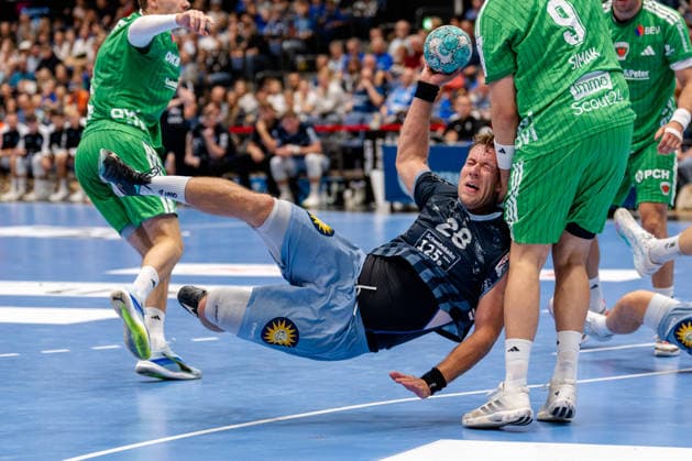 Düsseldorf, September 20, 2026, Handball, Men s, Opel Bundesliga, Matchday 5, 2026–2027: Bergischer HC vs. Füchse Berlin; Tom Bergner (Bergischer HC), No. 28, in a duel with Frederik Simak (Füchse Berlin), No. 9