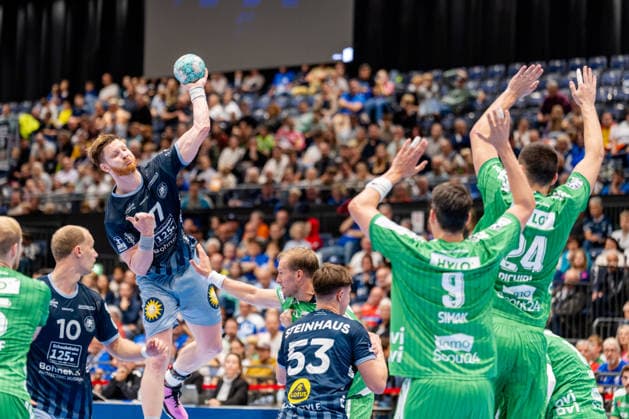 Düsseldorf, September 20, 2026, Handball, Men s, Opel Bundesliga, Matchday 5, 2026–2027: Bergische HC vs. Füchse Berlin—Johannes Wasielewski (Bergische HC) takes a shot from the backcourt, facing a block by Frederik Simak (Füchse Berlin, No. 9) and Lauro Pichiri (Füchse Berlin, No. 24)