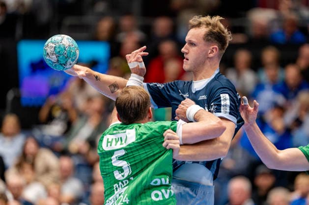 Düsseldorf, September 20, 2026, Handball, Men s, Opel Bundesliga, Matchday 5, 2026–2027 Bergische HC vs. Füchse Berlin, Nico Schöttle (Bergische HC), No. 8, in a one-on-one battle with Max Darj (Füchse Berlin), No. 5