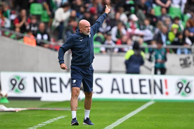 2. Bundesliga: Hannover 96 vs. VfL Bochum on September 20, 2026, at the HDI Arena in Hannover. Coach Uwe Rösler (Roesler) of Bochum: dissatisfied, disappointed, disheartened, dejected MT