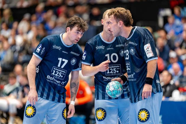 Düsseldorf, September 20, 2026, Handball, Men s, Opel Bundesliga, Matchday 5, 2026–2027 Bergische HC vs. Füchse Berlin Fynn Hangstein (Bergische HC), 10, gives instructions to Tim Hilding (Bergische HC), 17, and Tom Bergner (Bergische HC), 28