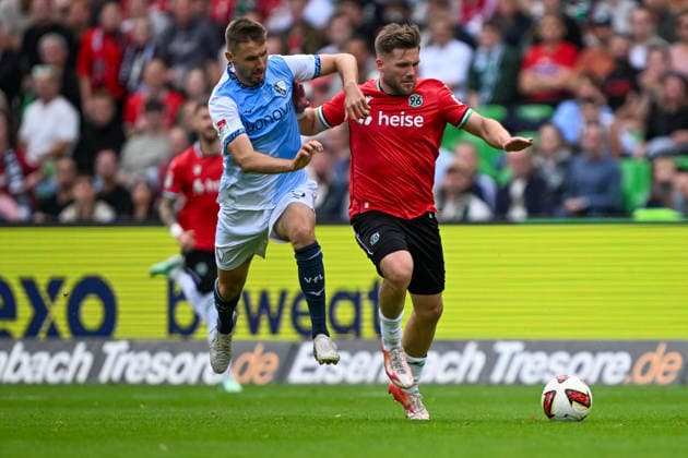 2. Bundesliga: Hannover 96 vs. VfL Bochum on September 20, 2026, at the HDI Arena in Hannover; Karol Mets (Bochum) in a tackle against Benjamin Källman (Hannover) MT