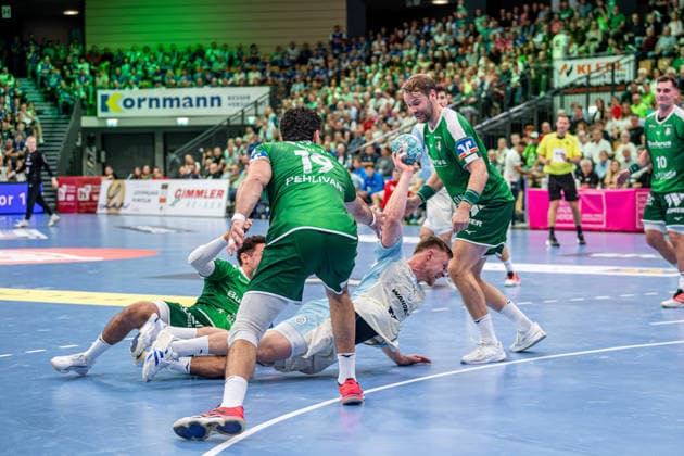 OPEL Handball Bundesliga: HSG Wetzlar vs. VfL Gummersbach, September 26, 2020; Kristjan Horzen (VfL Gummersbach), 27; Petter Oeverby (HSG Wetzlar), 11; Doruk Pehlivan, HSG Wetzlar, 19, Ahmed Nafea, HSG Wetzlar, 79, OPEL Handball Bundesliga: HSG Wetzlar vs. VfL Gummersbach, Wetzlar, September 26, 2020 Copyright: xBEAUTIFULxSPORTS Roeczeyx