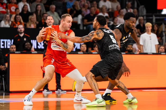 easyCredit BBL Ratiopharm Ulm vs. MHP RIESEN Ludwigsburg September 20, 2026, Ulm, GERMANY September 20, 2026 Devin Schmidt of Ratiopharm Ulm, No. 8, battles for the ball against Ish Leggett of MHP RIESEN Ludwigsburg, 5 during the game between ratiopharm Ulm and MHP RIESEN Ludwigsburg on Game Day 1 of the easyCredit BBL at the ratiopharm Arena Ulm Copyright: xBEAUTIFULxSPORTS Steinx
