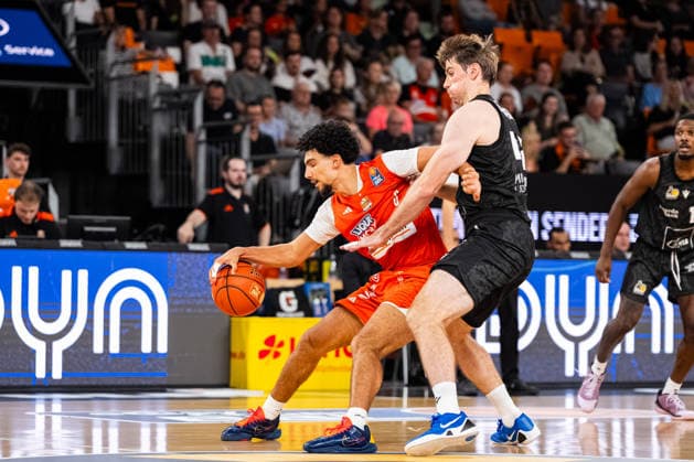 easyCredit BBL Ratiopharm Ulm vs. MHP RIESEN Ludwigsburg, September 20, 2026, Ulm, GERMANY September 20, 2026 Adam Atamna of ratiopharm Ulm, 0, in a one-on-one battle with Tommy Rutherford of MHP RIESEN Ludwigsburg, 42, during the game between ratiopharm Ulm and MHP RIESEN Ludwigsburg on Game Day 1 of the easyCredit BBL at the ratiopharm Arena Ulm Copyright: xBEAUTIFULxSPORTS Steinx