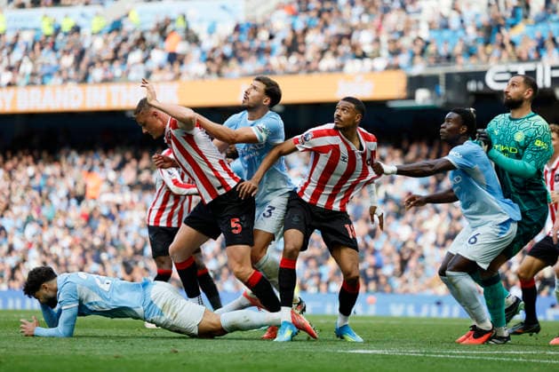 Manchester City v Sunderland - Premier League 2026 27 Josko Gvardiol of Manchester City, Dan Ballard of Sunderland, Ruben Dias of Manchester City, Wilson Isidor of Sunderland, Marc Guehi of Manchester City and Gianluigi Donnarumma, goalkeeper of Manchester City challenge during the Premier League 2026 27 match between Manchester City and Sunderland at Etihad Stadium on September 19, 2026 in Manchester, England. WARNING! This Photograph May Only Be Used For Newspaper And Or Magazine Editorial Purposes. May Not Be Used For Publications Involving 1 player, 1 Club Or 1 Competition Without Written Authorisation From Football DataCo Ltd. For Any Queries, Please Contact Football DataCo Ltd on +44 (0) 207 864 9121 Manchester Etihad Stadium England United Kingdom Copyright: xAllstarxPicturexLibraryxLtdx