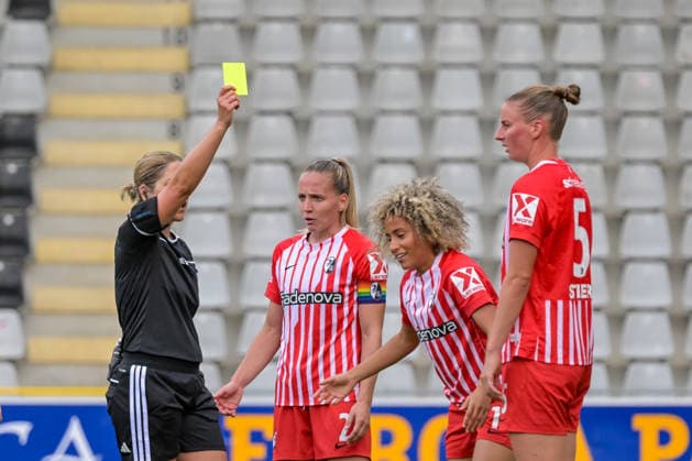 Referee Karoline Wacker shows Amira Arfaoui (SC Freiburg Women, 17) a yellow card, with Lisa Karl (SC Freiburg Women, 02) nearby, Julia Stierli (SC Freiburg Women, No. 05 GER), SC Freiburg vs. Bayer 04 Leverkusen, Women’s Soccer, Bundesliga, Matchday 5, 2026–2027 season, September 20, 2026 DFB regulations prohibit any use of photographs as image sequences and or quasi-video GER, SC Freiburg vs. Bayer 04 Leverkusen, Women’s Soccer, Bundesliga, Matchday 5, 2026–2027 Season, September 20, 2026, Freiburg Copyright: xEibner-Pressefotox EP_THS