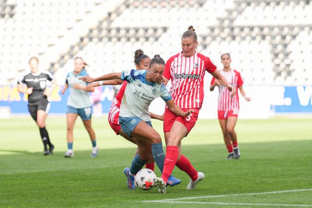 Google Pixel Women s Bundesliga: SC Freiburg vs. Bayer 04 Leverkusen, September 20, 2026. A tackle between Maja Sternad (Bayer 04 Leverkusen, 23) and Julia Stierli (SC Freiburg), 5 Google Pixel Women’s Bundesliga: SC Freiburg vs. Bayer 04 Leverkusen, Dreisamstadion, September 20, 2026. DFB and DFL regulations prohibit any use of photographs as image sequences and or quasi-video. Copyright: xBEAUTIFULxSPORTS Boscox