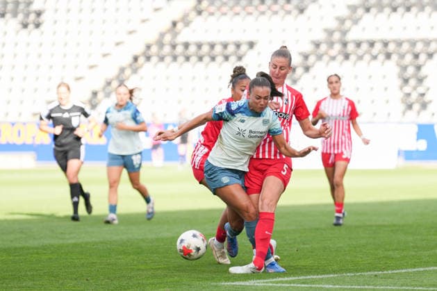 Google Pixel Women s Bundesliga: SC Freiburg vs. Bayer 04 Leverkusen, September 20, 2026. A tackle between Maja Sternad (Bayer 04 Leverkusen, 23) and Julia Stierli (SC Freiburg), 5 Google Pixel Women’s Bundesliga: SC Freiburg vs. Bayer 04 Leverkusen, Dreisamstadion, September 20, 2026. DFB and DFL regulations prohibit any use of photographs as image sequences and or quasi-video. Copyright: xBEAUTIFULxSPORTS Boscox