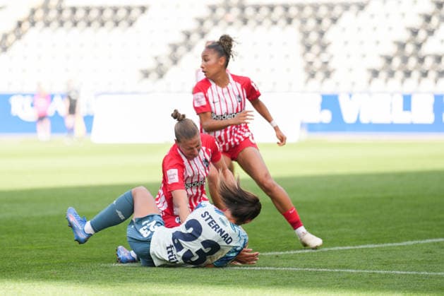 Google Pixel Women s Bundesliga: SC Freiburg vs. Bayer 04 Leverkusen, September 20, 2026. A tackle between Maja Sternad (Bayer 04 Leverkusen, 23) and Julia Stierli (SC Freiburg), 5 Google Pixel Women’s Bundesliga: SC Freiburg vs. Bayer 04 Leverkusen, Dreisamstadion, September 20, 2026. DFB and DFL regulations prohibit any use of photographs as image sequences and or quasi-video. Copyright: xBEAUTIFULxSPORTS Boscox