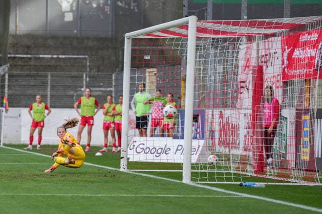 Google Pixel Women s Bundesliga: SC Freiburg vs. Bayer 04 Leverkusen, September 20, 2026. Anna Reimann of SC Freiburg, 38, dives to the wrong corner on a penalty kick and watches the ball go by. Google Pixel Women s Bundesliga: SC Freiburg vs. Bayer 04 Leverkusen, Dreisamstadion, September 20, 2026 DFB and DFL regulations prohibit any use of photographs as image sequences and or quasi-video. Copyright: xBEAUTIFULxSPORTS Boscox
