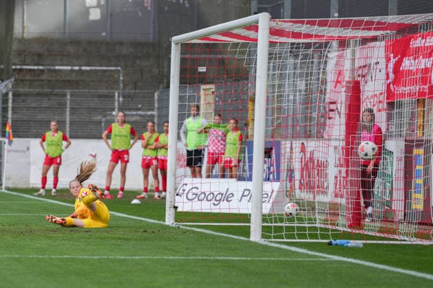 Google Pixel Women s Bundesliga: SC Freiburg vs. Bayer 04 Leverkusen, September 20, 2026. Anna Reimann of SC Freiburg, 38, jumps to the wrong corner during a penalty kick and watches the ball go by. Google Pixel Women s Bundesliga: SC Freiburg vs. Bayer 04 Leverkusen, Dreisamstadion, September 20, 2026 DFB and DFL regulations prohibit any use of photographs as image sequences and or quasi-video. Copyright: xBEAUTIFULxSPORTS Boscox