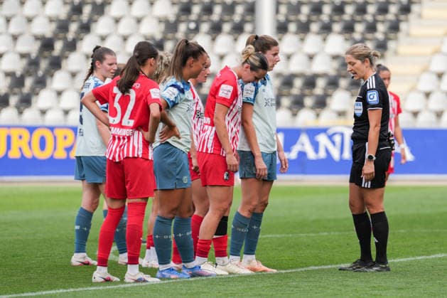 Google Pixel Women s Bundesliga: SC Freiburg vs. Bayer 04 Leverkusen, September 20, 2026. Karoline Wacker, the referee, cautions the players for crossing the line during the penalty kick. Google Pixel Women s Bundesliga: SC Freiburg vs. Bayer 04 Leverkusen, Dreisamstadion, September 20, 2026. DFB and DFL regulations prohibit any use of photographs as image sequences and or quasi-video. Copyright: xBEAUTIFULxSPORTS Boscox