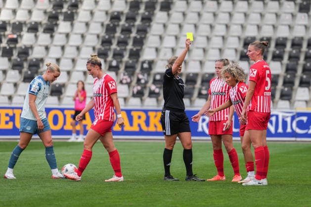 Google Pixel Women s Bundesliga: SC Freiburg vs. Bayer 04 Leverkusen, September 20, 2026: Referee Karoline Wacker shows a yellow card to Amira Arfaoui (SC Freiburg, age 17), who caused the penalty kick. Google Pixel Women s Bundesliga: SC Freiburg vs. Bayer 04 Leverkusen, Dreisamstadion, September 20, 2026 DFB and DFL regulations prohibit any use of photographs as image sequences and or quasi-video. Copyright: xBEAUTIFULxSPORTS Boscox