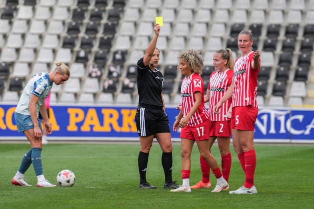 Google Pixel Women s Bundesliga: SC Freiburg vs. Bayer 04 Leverkusen, September 20, 2026: Referee Karoline Wacker shows a yellow card to Amira Arfaoui (SC Freiburg, age 17), who caused the penalty kick. Google Pixel Women s Bundesliga: SC Freiburg vs. Bayer 04 Leverkusen, Dreisamstadion, September 20, 2026 DFB and DFL regulations prohibit any use of photographs as image sequences and or quasi-video. Copyright: xBEAUTIFULxSPORTS Boscox