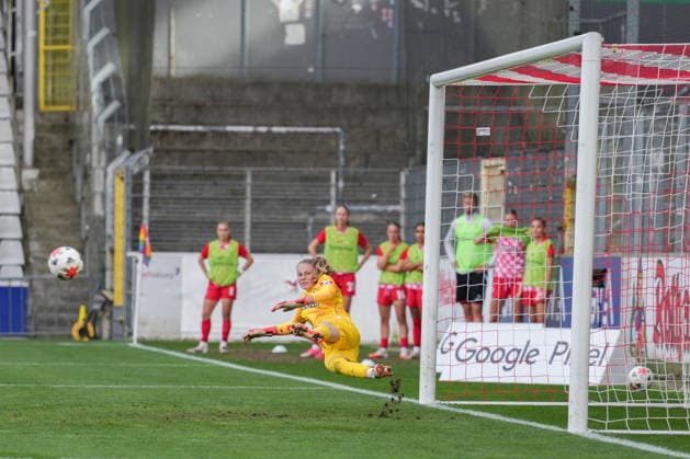 Google Pixel Women s Bundesliga: SC Freiburg vs. Bayer 04 Leverkusen, September 20, 2026. Anna Reimann (SC Freiburg), 38, jumps to the wrong corner during a penalty kick and watches the ball go by. Google Pixel Women s Bundesliga: SC Freiburg vs. Bayer 04 Leverkusen, Dreisamstadion, September 20, 2026 DFB and DFL regulations prohibit any use of photographs as image sequences and or quasi-video. Copyright: xBEAUTIFULxSPORTS Boscox
